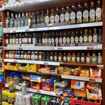 alkohol w sklepie monopolowym nocnym