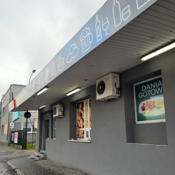 Sklep nocny z zewnątrz