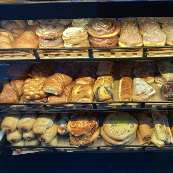 pieczywo w sklepie nocnym